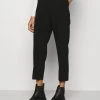 Anna Field BASIC BUSSINESS PANTS WITH PINTUCKS - Pantalones - Black, Mujer -Anna Field Ventas 2022 1b9bf090928144c3a51aa73927135d95